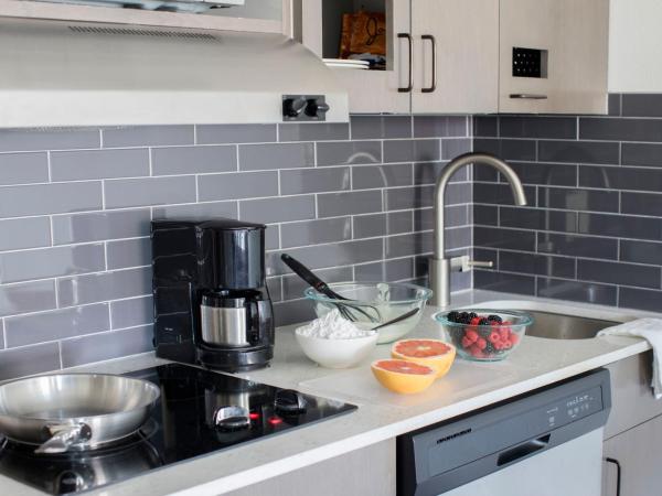 Hyatt House Portland / Downtown : photo 1 de la chambre king studio suite with kitchen and sofa bed