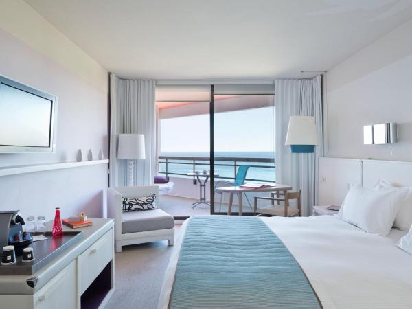 Pullman Cannes Mandelieu Royal Casino : photo 4 de la chambre chambre de luxe avec terrasse - vue sur mer