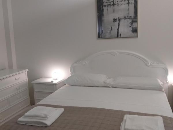 Locazione Turistica Gioia : photo 3 de la chambre chambre double avec salle de bains commune