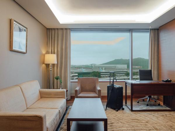 LOTTE City Hotel Gimpo Airport : photo 2 de la chambre suite double supérieure - vue sur aéroport