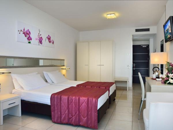 Mercure Hotel Rimini Artis : photo 5 de la chambre chambre lits jumeaux supérieure avec balcon - vue latérale sur mer