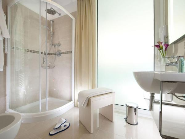 Mercure Hotel Rimini Artis : photo 9 de la chambre chambre privilège avec 1 lit double et 1 lit simple - front de mer