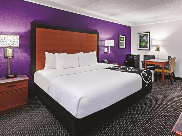 Travelodge by Wyndham Houston Cy-Fair : photo 2 de la chambre 1 king bed, mobility accessible room, tub w/grab bars, non-smoking