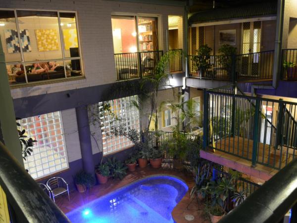 Newtown Backpackers : photo 9 de la chambre chambre double avec salle de bains commune