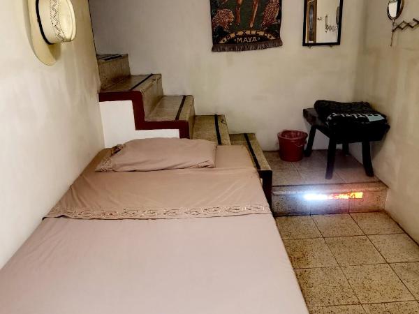 The Roof Backpackers : photo 2 de la chambre chambre double avec salle de bains commune