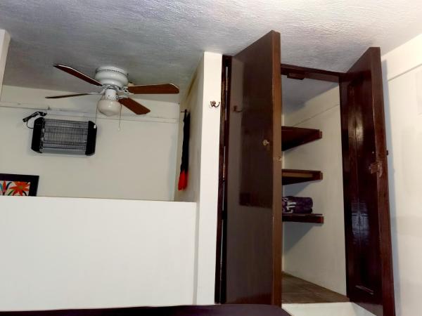 The Roof Backpackers : photo 6 de la chambre chambre double avec salle de bains commune