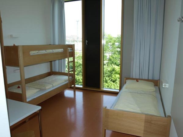 Jugendherberge Stuttgart Neckarpark : photo 2 de la chambre chambre triple