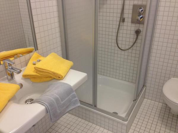 Jugendherberge Stuttgart Neckarpark : photo 5 de la chambre chambre triple