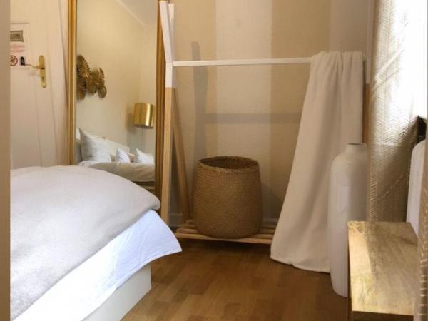 Ela Apartments Berlin : photo 2 de la chambre chambre lits jumeaux avec salle de bains commune