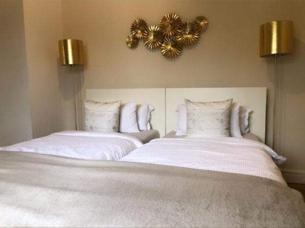 Ela Apartments Berlin : photo 1 de la chambre chambre lits jumeaux avec salle de bains commune