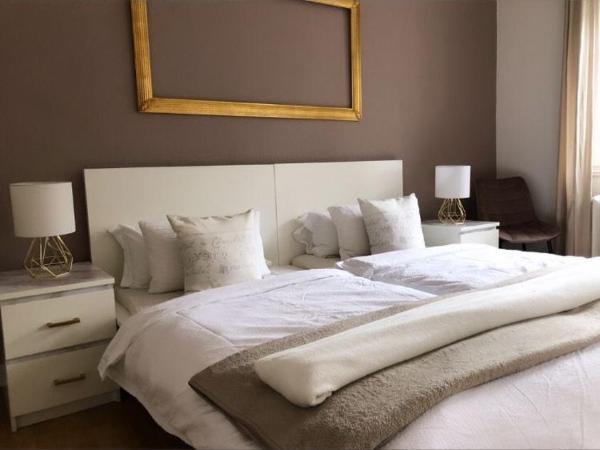 Ela Apartments Berlin : photo 2 de la chambre chambre triple avec salle de bains commune