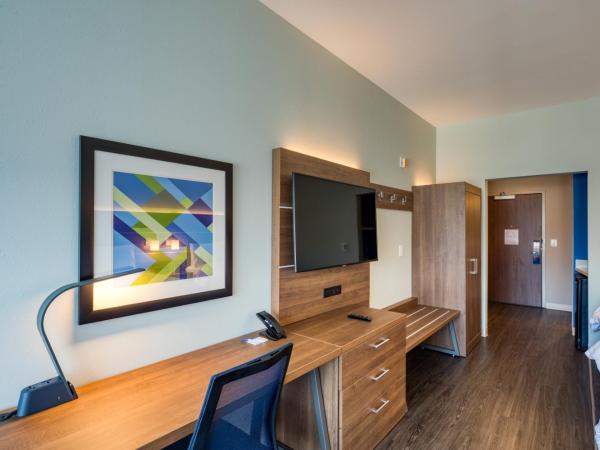 Holiday Inn Express & Suites - Charlotte - South End, an IHG Hotel : photo 1 de la chambre queen suite with two queen beds - communications accessible