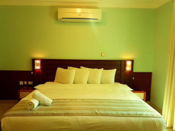 Al Ghubrah Plaza Hotel : photo 5 de la chambre chambre lit king-size deluxe