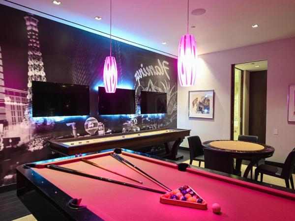 StripViewSuites Penthouse : photo 1 de la chambre vegas entertainment two bedroom penthouse with strip view balcony