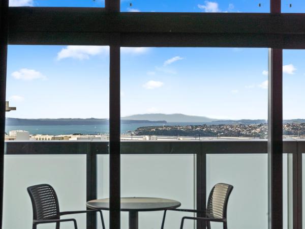 Ramada by Wyndham Newmarket Auckland : photo 2 de la chambre appartement 1 chambre lit king-size deluxe avec cuisine - dernier Étage/ne donne pas sur autoroute