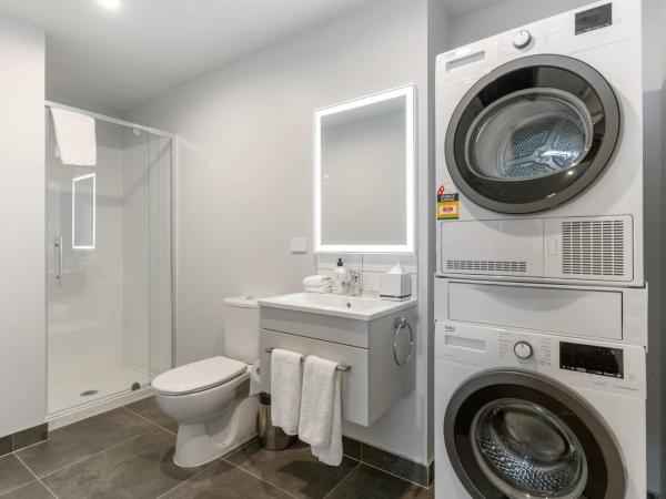 Ramada by Wyndham Newmarket Auckland : photo 9 de la chambre appartement 3 chambres avec lit king-size et lits simples - dernier étage