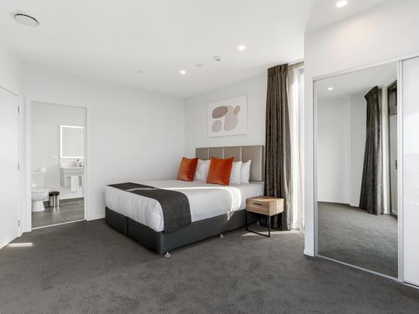 Ramada by Wyndham Newmarket Auckland : photo 4 de la chambre appartement 3 chambres avec lit king-size et lits simples - dernier étage