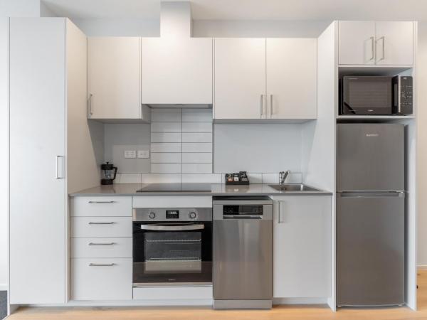 Ramada by Wyndham Newmarket Auckland : photo 5 de la chambre appartement 3 chambres avec lit king-size et lits simples - dernier étage