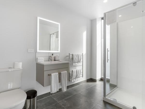 Ramada by Wyndham Newmarket Auckland : photo 8 de la chambre appartement 3 chambres avec lit king-size et lits simples - dernier étage