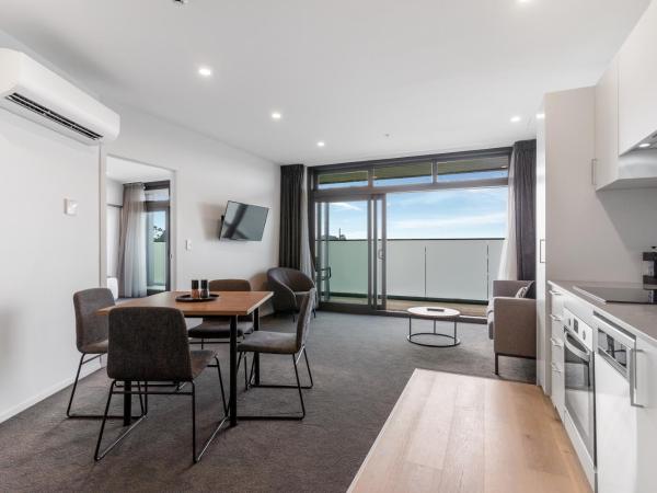 Ramada by Wyndham Newmarket Auckland : photo 7 de la chambre appartement 3 chambres avec lit king-size et lits simples - dernier étage