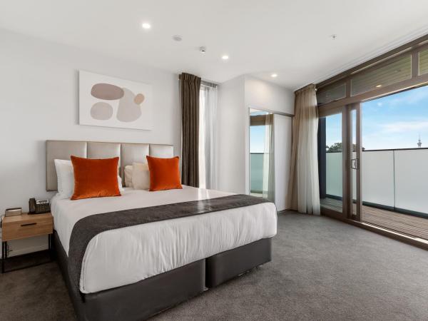 Ramada by Wyndham Newmarket Auckland : photo 10 de la chambre appartement 3 chambres avec lit king-size et lits simples - dernier étage