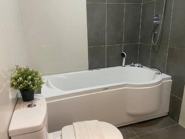 Asia Like Boutique Hotel : photo 6 de la chambre suite familiale avec bain à remous