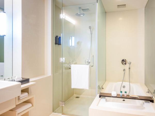 Novotel Hyderabad Airport : photo 7 de la chambre deluxe queen suite with two way airport transfer, privileged access to executive lounge with drinks (selected imfl) and snacks from 6-8 pm