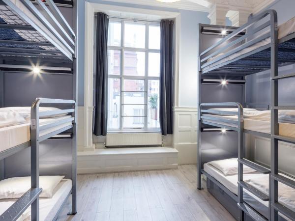 Astor Kensington Hostel : photo 2 de la chambre lit dans dortoir mixte de 9 lits avec salle de bains privative