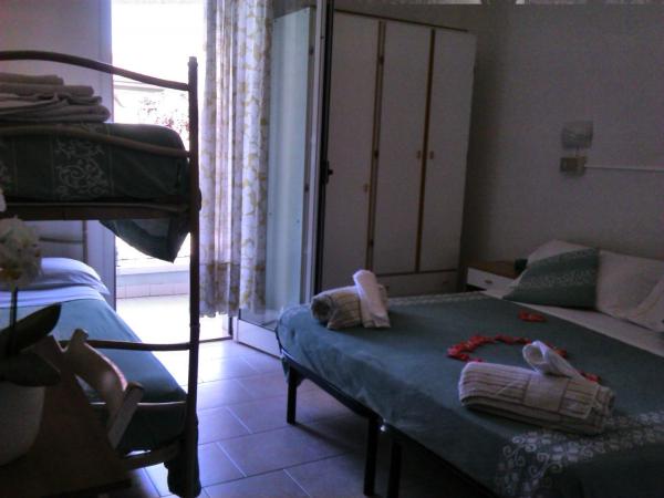 Albergo Maria Gabriella : photo 7 de la chambre chambre quadruple avec balcon 