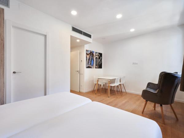 Aparthotel Augusta : photo 5 de la chambre chambre double ou lits jumeaux