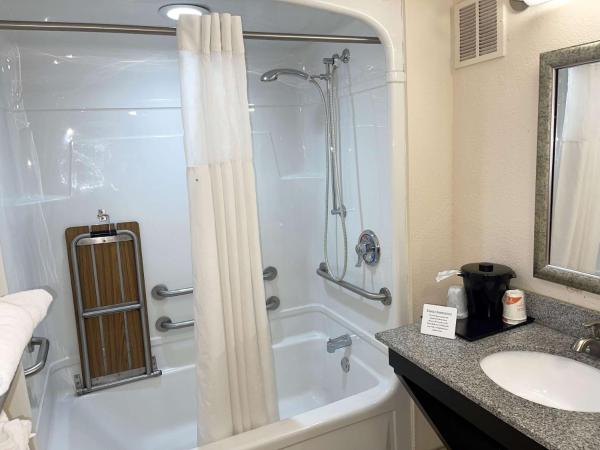 Motel 6 Oklahoma City OK Fairgrounds West : photo 5 de la chambre chambre lit king-size - accessible aux personnes à mobilité réduite - non-fumeurs