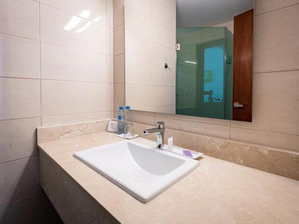 Imperla Hotel : photo 7 de la chambre chambre lit king-size avec balcon