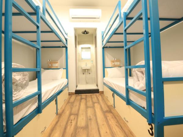 Blue Beds Hostel : photo 2 de la chambre bed in 4 bed a/c mixed dormitory room with balcony