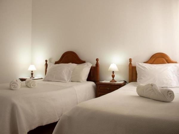 Gouveia Residence : photo 1 de la chambre chambre triple avec salle de bains privative
