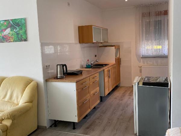 Pension Neon : photo 3 de la chambre chambre double avec salle de bains privative