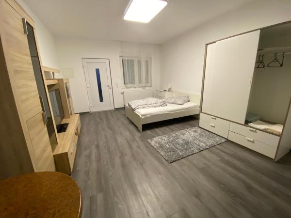 Pension Neon : photo 7 de la chambre chambre double avec salle de bains privative