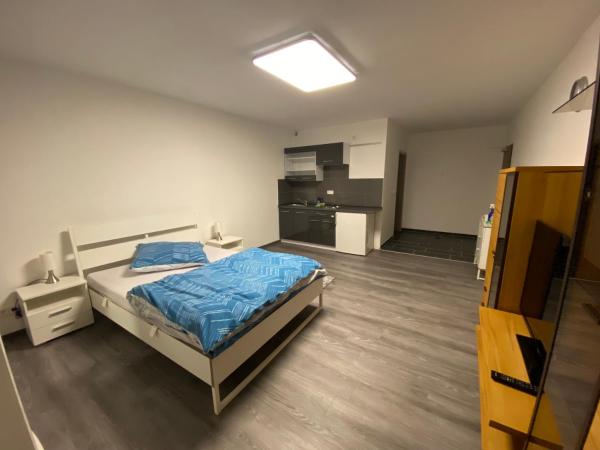 Pension Neon : photo 9 de la chambre chambre double avec salle de bains privative