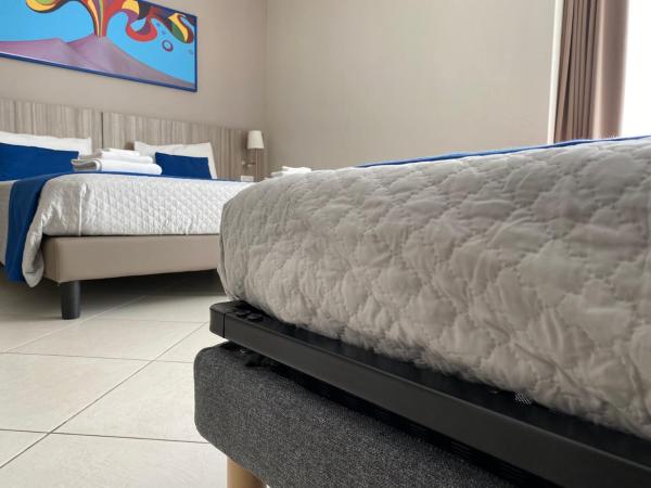 Art Suite nel Cuore di Napoli : photo 2 de la chambre chambre triple