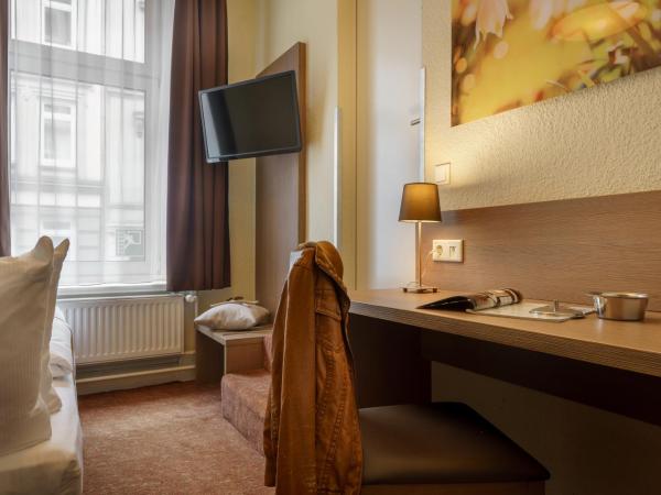 Novum Hotel Alster Hamburg St. Georg : photo 2 de la chambre chambre lit queen-size 
