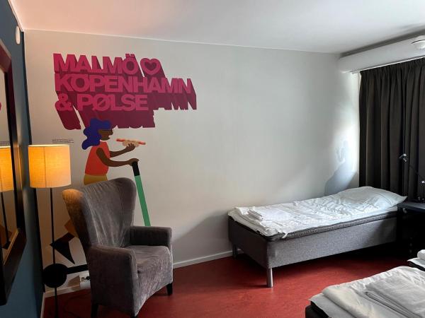 HOTEL N Hostel Malmö City : photo 2 de la chambre chambre triple avec salle de bains commune