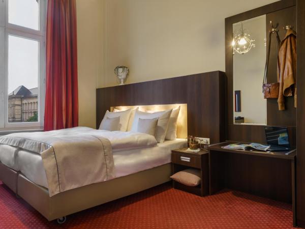 Hotel Graf Moltke Hamburg : photo 1 de la chambre chambre double confort avec canapé-lit