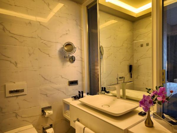 Wyndham Grand Istanbul Levent : photo 2 de la chambre chambre lit king-size deluxe - vue partielle sur mer