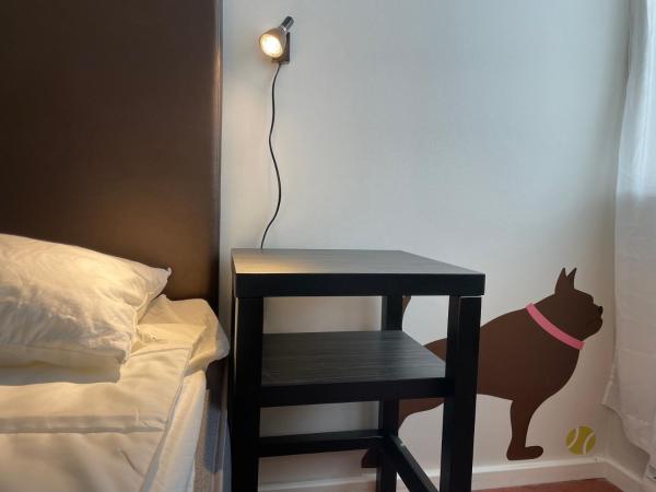 HOTEL N Hostel Malmö City : photo 1 de la chambre chambre triple avec salle de bains commune