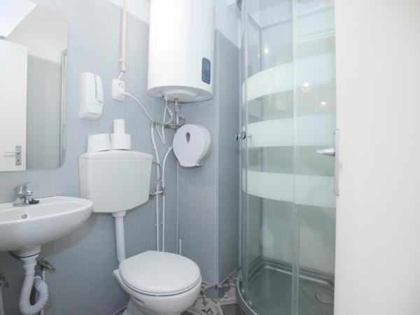 Porto Automatic : photo 4 de la chambre chambre double avec salle de bains commune