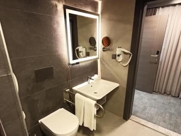 Days Hotel by Wyndham Ankara Cankaya : photo 1 de la chambre chambre lit queen-size avec douche accessible en fauteuil roulant - adaptée aux personnes à mobilité réduite/malentendantes - non-fumeurs