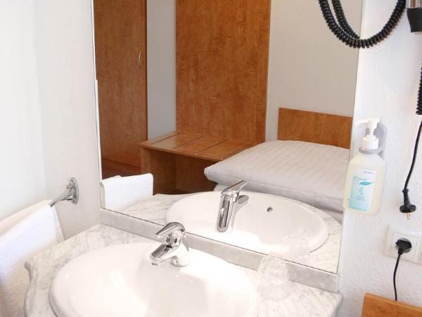 Hotel Garni Kluth : photo 2 de la chambre chambre simple avec salle de bains commune