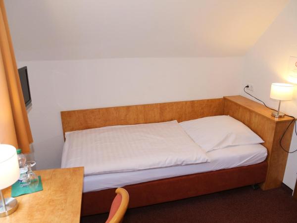 Hotel Garni Kluth : photo 3 de la chambre chambre simple avec salle de bains commune