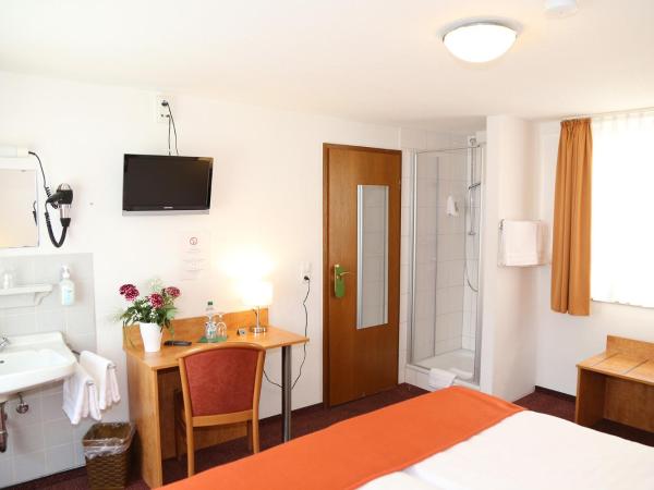 Hotel Garni Kluth : photo 2 de la chambre chambre double avec salle de bains commune