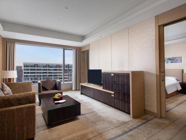 Crowne Plaza Guangzhou Huadu, an IHG Hotel - Free shuttle between hotel and Exhibition Center during Canton Fair & Exhibitor registration Counter : photo 10 de la chambre one-bedroom suite lounge access