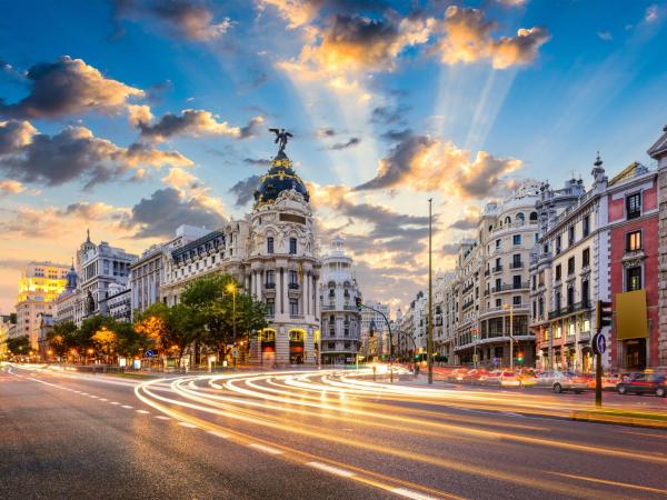 GRAN VIA -Chueca ROOMS PARKING TPH : photo 4 de la chambre chambre lit king-size avec baignoire spa